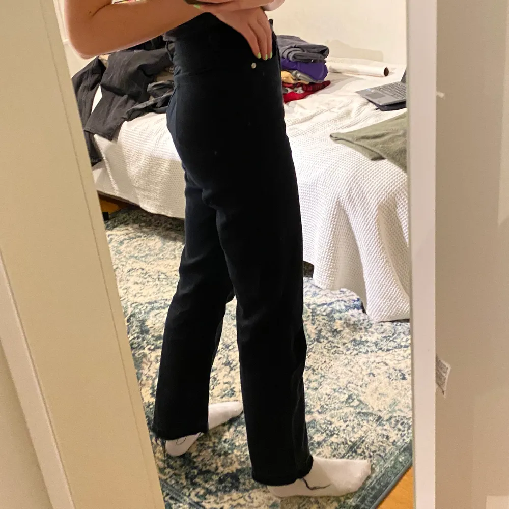 Svarta högmidjade straightleg jeans från weekday. Jag är ca 172cm lång och har vanligtvis storlek S. De är uppsprättade längst ner för att bli längre.. Jeans & Byxor.