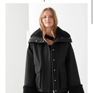 & Other stories jacka, oanvänd - Snygg och trendig oversized jacka. Beställde på nätet precis innan vintern. Aldrig använd. Prislapp finns kvar. Nypris ca 1300kr. 