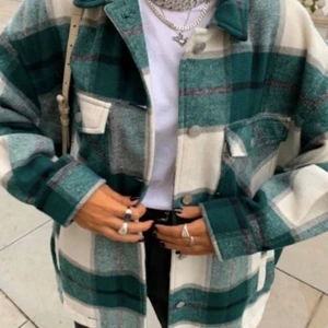 S  -  Super fin rutig zara jacka!!💕 super fin till våren. kommer inte till användning längre så de därför jag sälger (första bilden är lånad) 