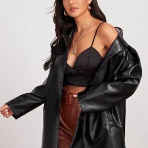 Skinnjacka - Helt ny skinnjacka från Shein i storlek M. Säljer då den inte passade mig storleksmässigt 💞