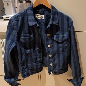 Acne jeansjacka  - Jacka från acne , blå randig .