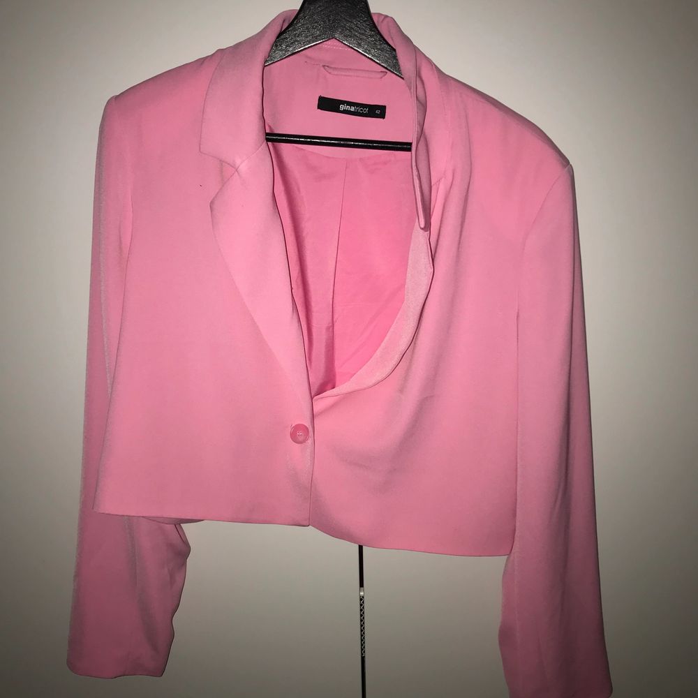 Super fin Kort/croppad rosa kavaj från Gina Tricot, storlek: 42, men passar på mycket mindre storlekar också. . Kostymer.