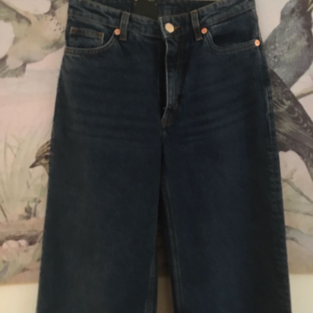Mörkblå vida nonstretch jeans från monki. Storlek W26. Jeans & Byxor.