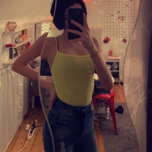 Gul boddy - Säljer en neon gul boddy, köpt här ifrån plick, bra skick