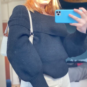 Stickad tröja, offshoulder  - En stickad offshoulder tröja från Gina tricot, säljer då den inte kommer till användning längre