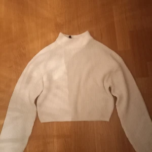 Stickad tröja  - Stickad tröja från hm. Köpte för ett tag sen men aldrig andvänd  där av säljer jag. Orginal  pris 199 kr mitt pris 90kr 