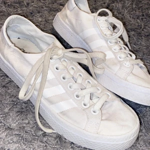 Adidas skor - Storlek 39 men passar perfekt på mig som har 38. Kan mötas i Västerås <3