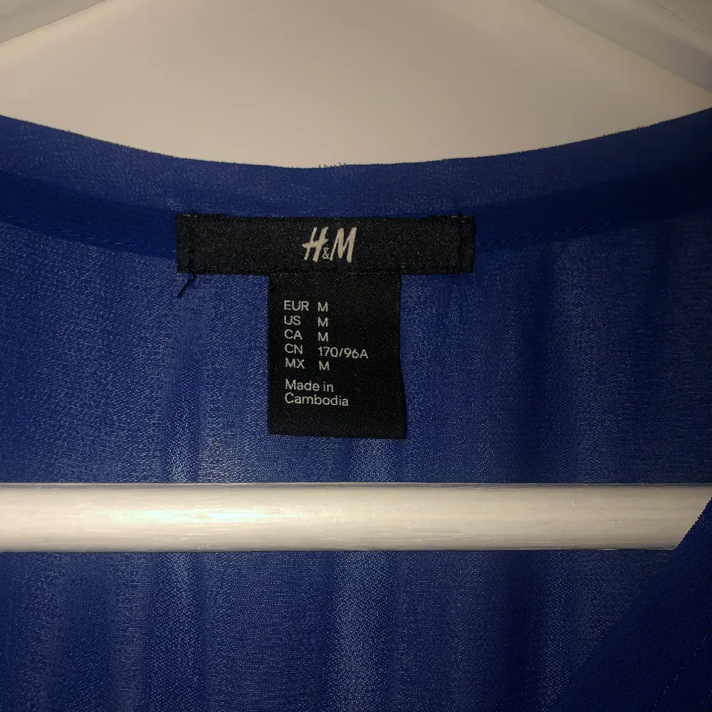 Finare T-shirt från H&M. Tex snygg under en kavaj.  Storlek M. Använt 2-3 gånger, fortfarande i bra kvalitet. . T-shirts.