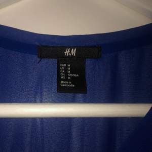 Finare T-shirt från H&M. Tex snygg under en kavaj.  Storlek M. Använt 2-3 gånger, fortfarande i bra kvalitet. 