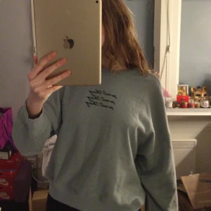 Fin tröja - Söt mintgrön tröja helt oanvänd (fick i julklapp) inte min stil därför säljs den. Står ”sweet thing” på bröstet. 