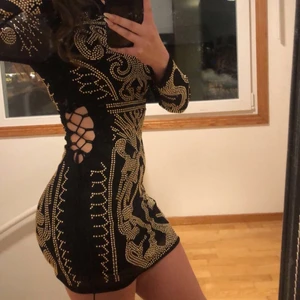 Festklänning st S - Festklänning ifrån Dennis Maglic med snörning vid midjan. Storlek S. Använd fåtals gånger! 