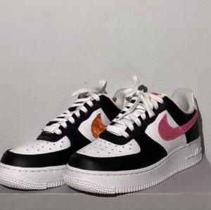 Vi säljer dessa snygga knappt använda Nike skor på vår Instagram nu!! @hms.clothing 🤍