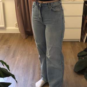 Klassiska blåa Yoko-jeans från Monki. Avklippta och sydda i sömmen längst ner i benen pga för långa när jag köpte dem (är 168cm)💘