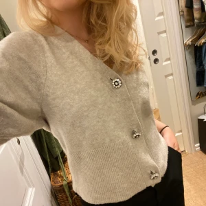 Stickad tröja - Jättesnygg tröja med diamantblommor som knappar. Perfekt till vardags eller på fest 💗 