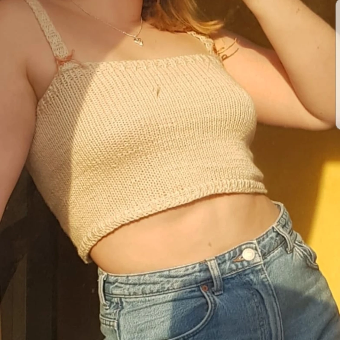 Handstickad top med fina detaljer