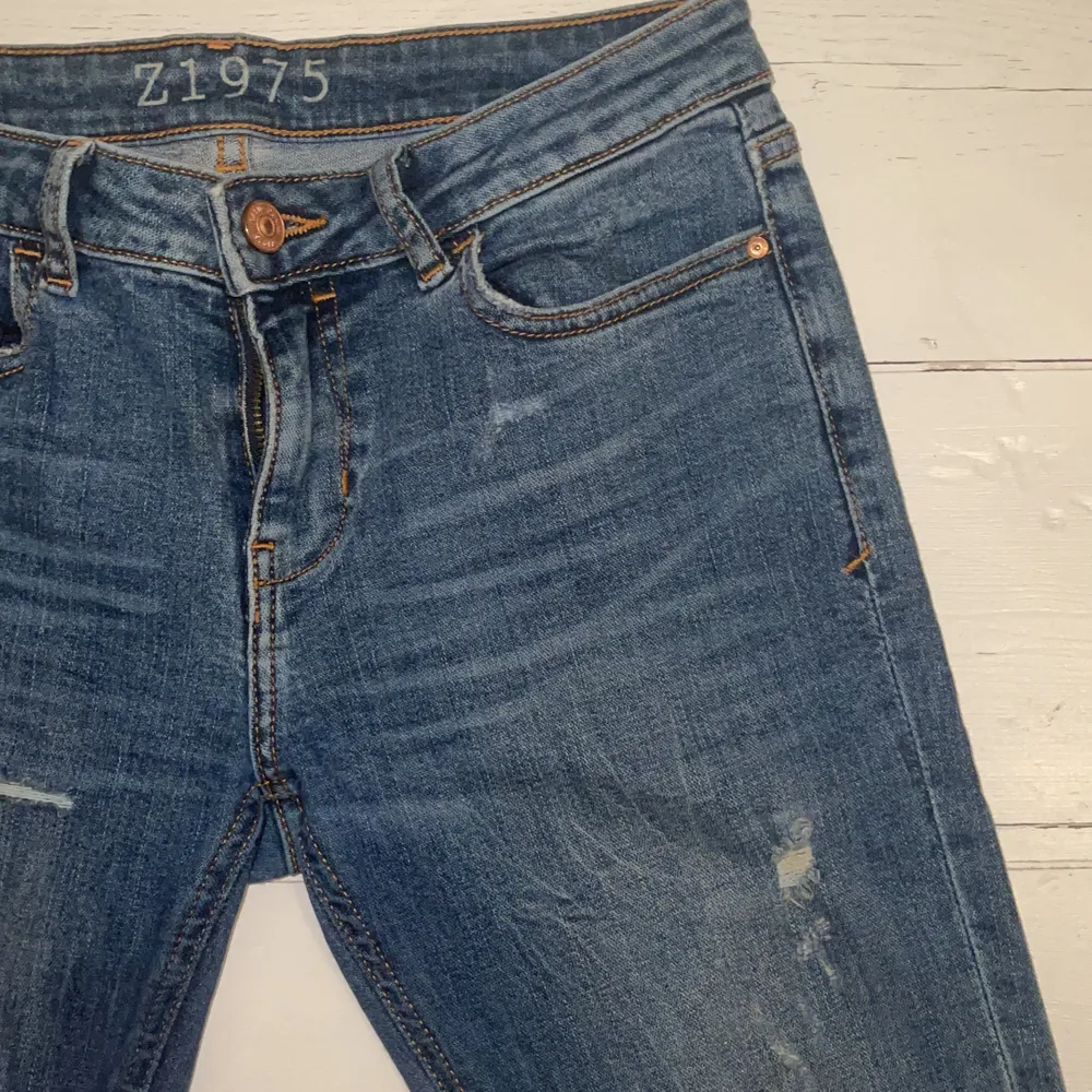 SUPERFINA denim jeans från Zara storlek S, 36 EU. Köpta för 450kr. Kom med egna bud gärna! De är använda men väldigt sparsamt! Fint skick!! För fler bilder/info skriv privat till mig :) pris ca 150kr, kan diskuteras. . Jeans & Byxor.