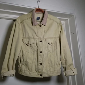 Jacka med krage - Väldigt fin jacka i ljus beige färg. Krager ser ut som mocks. Fantastiska fickor + innerficka(!!!). Märkt med S men skulle säga att den passar lika bra på m🌻