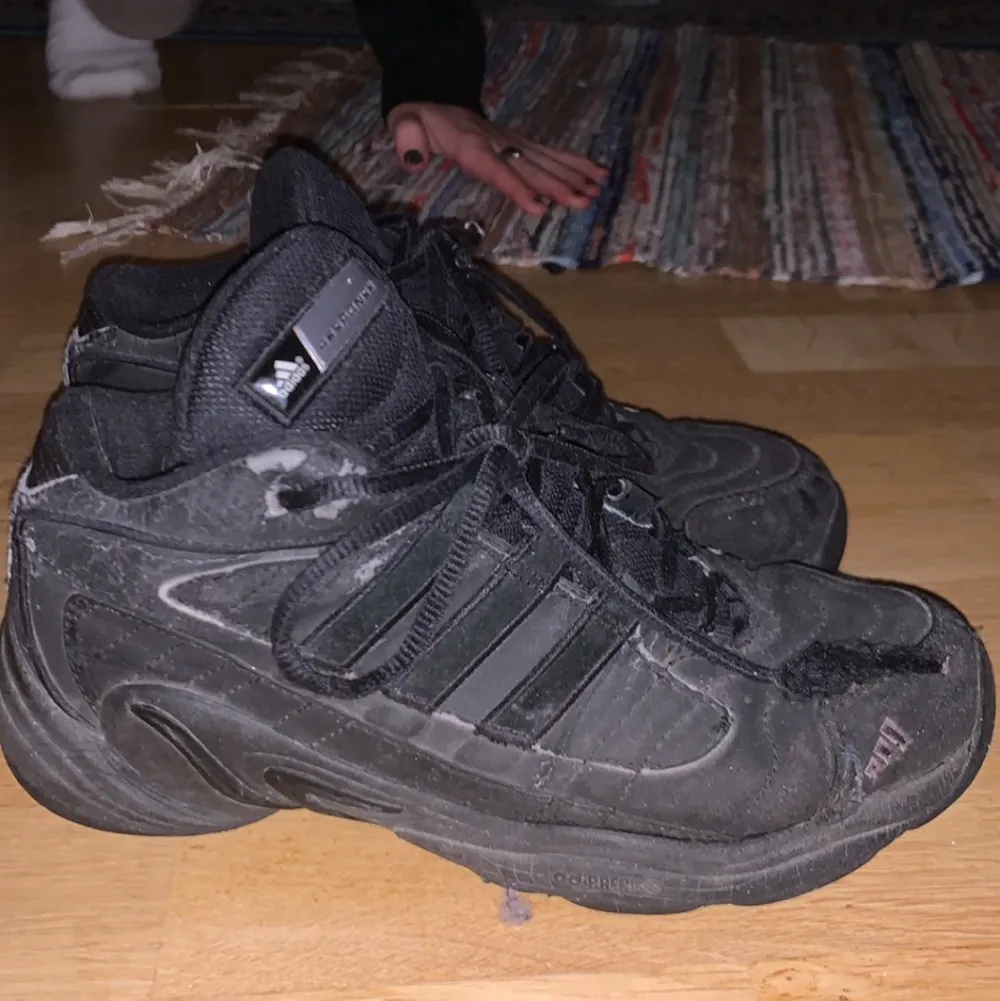 Säljer ett par adidas skor som bara stått i hallen och blivit dammiga:( jätte fina men har för många skor, kan skickas mot fraktkostnad på 66kr. Skor.