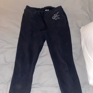 Mjukisbyxor Calvin Klein  - Säljer nu dessa supersköna mjukisbyxor från Calvin Klein då de tyvärr inte kommer till användning, knappt använda. Perfekta med fickor och superskönt material 💕💕, kom med relevanta bud (250-300) köparen står för frakten 🤍, strl S men har band så man kan dra åt de hur mkt man vill, så skulle passa mellan xs-m, äkta såklart 