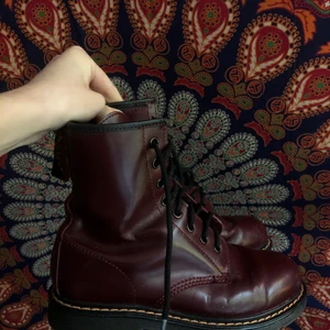 Kängor - Jättefina vinröda kängor som jag själv köpte här på plick. Säljer pga att jag har ett par andra kängor som jag använder betydligt mer. De har några slitningar framme (bättre bild går att få). Köparen står för frakten❤️