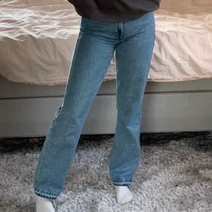 Jeans från weekday i modellen rowe. Jag har sprättat upp dem längst ner vid benens slut, så de är lite längre än L32. Nypris 500 kr 💞