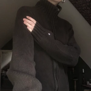 Gant kofta - Ordentlig och fin Gant kofta. Skulle säga att den sitter som en storlek S. Dragkedjan kan var lite trög men inga andra slitningar. Köparen står för frakten😇