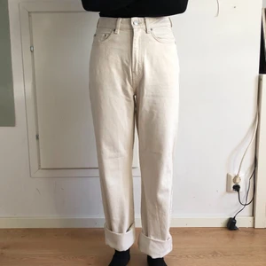Weekdayjeans Row - Rak passform och högmidjade. Tajt runt rumpan och lösare runt benen. White-washed denim. Aldrig använda pga för små. Byxbenslängd: 81 cm. Vikt: 590 g. Samfraktar gärna! Tar betalt via swish eller SafePay.