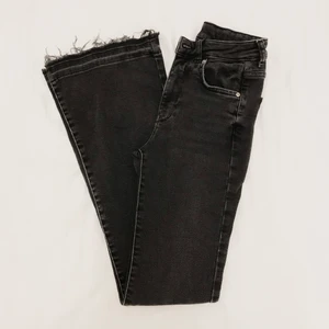 Mörkgråa bootcut jeans  - Intressekoll på dessa mörkgrå bootcut jeans. Dom är uppsprättade nere vid fötterna för att dom ska bli längre. Jag är 173 cm och dom går ner till marken på mig. Köparen står för frakten <3