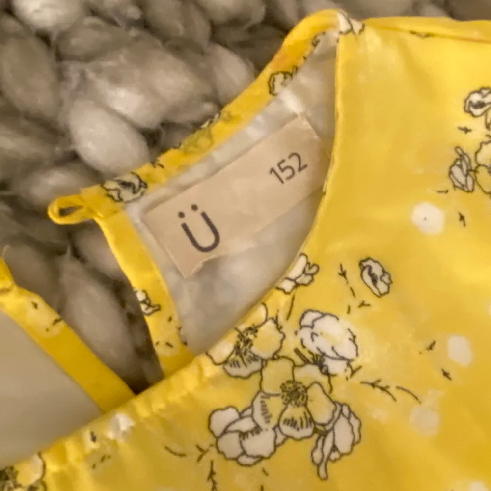 En gul blommig klänning från Kappahl. Den är i barnstorleken 152 och kanske skulle passa en liten xs eller XXS . Klänningar.