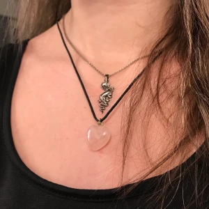 Halsband - Säljer halsbandet med de rosa hjärtat❤️ frakt tillkommer på 12kr