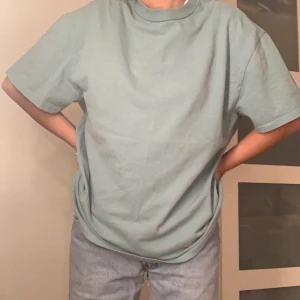 Oversize t-shirt - En blågrön t-shirt från weekday i storlek S men sitter som M/L.