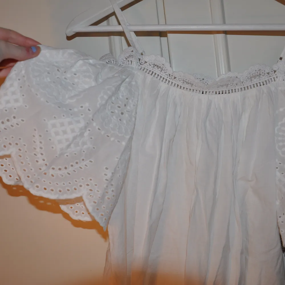 En fin vit sommartop/blouse från ginatricot! Den är aldirg använd, prislappen är kvar.  Köparen står för frakten :). Blusar.