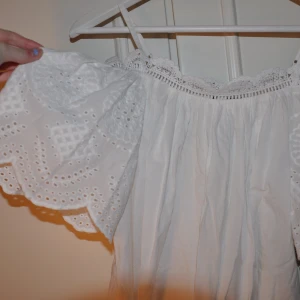 Off shoulder top från Ginatricot - En fin vit sommartop/blouse från ginatricot! Den är aldirg använd, prislappen är kvar.  Köparen står för frakten :)