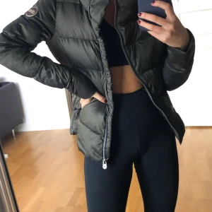 Colmar jacka  - Snygg grön dunjacka ifrån colmar, använd två gånger och är så gott som i nytt skick! Nypris: 4999kr