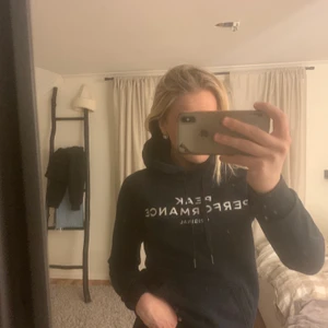 Peak performance, marinblå - Peak performance Hoodie i marinblå färg, strl XS. Tight i modellen. Köparen står för frakten:) (pris kan diskuteras) 