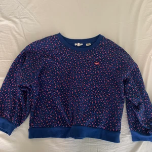 Levi’s sweatshirt - Superfin tröja men som tyvärr blivit borglömd. Storlek L men skulle mer säga s/m. Köparen står för frakten 