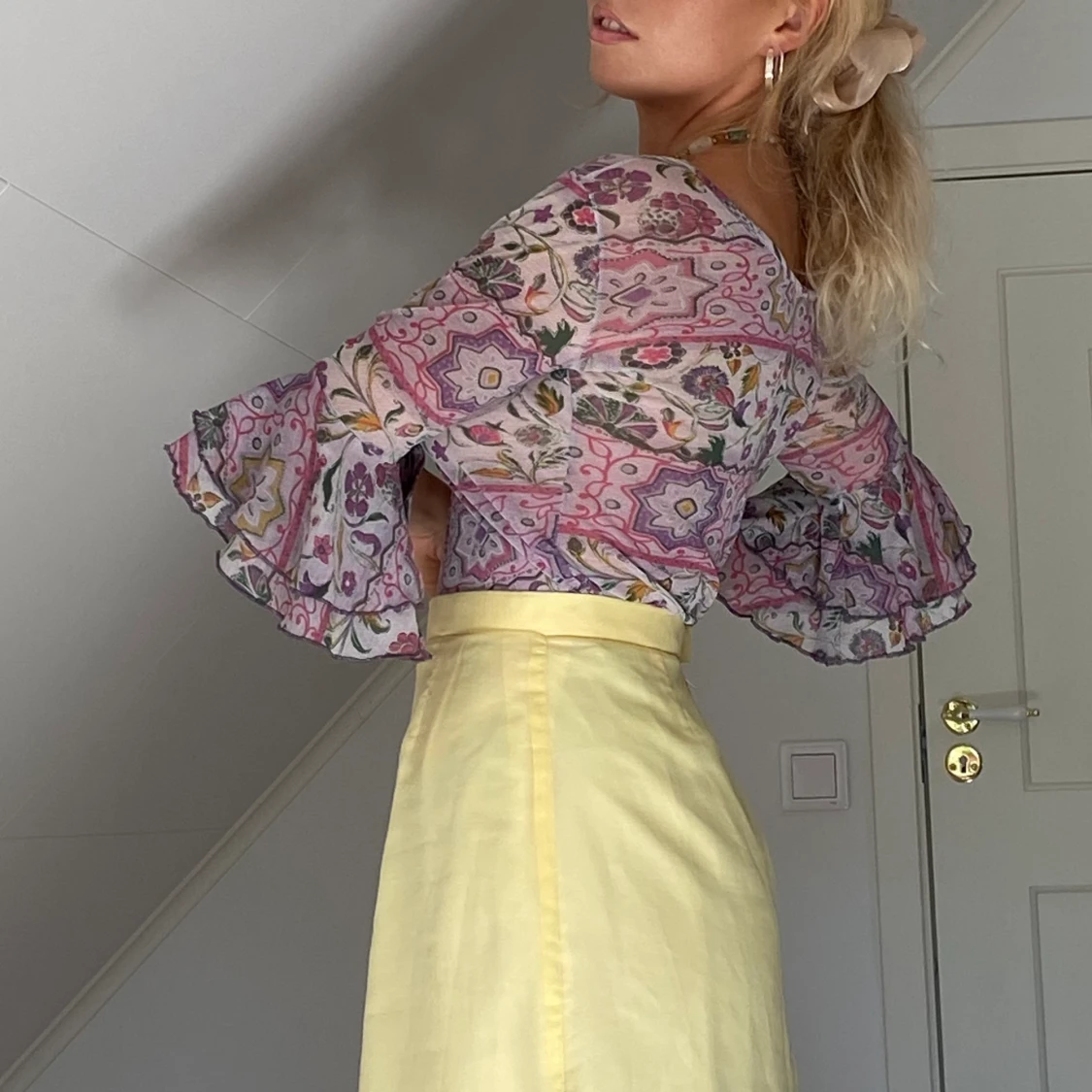 Söt top med volangärm