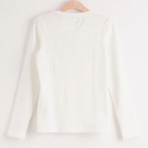 ribbad top från gina - säljer denhär ribbade toppen ifrån gina tricot, används ofta men inte sliten elle några fläckar någonstans. Tröjan är i S men sitter ganska tajt.