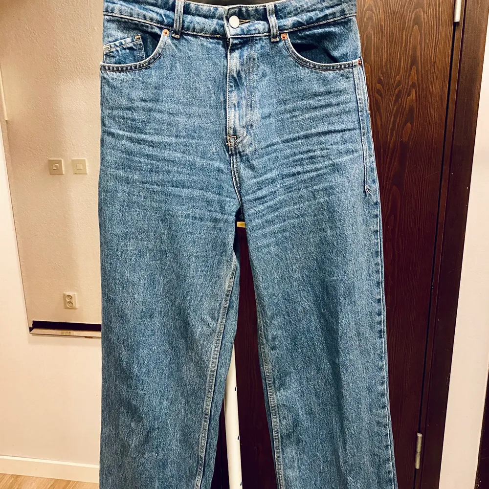 I princip nya jeans från Zara i modell 1975 Hi-Rise Wide Leg! Bara använda ett par gånger men sitter aningen tight på mig. Längden passar någon som är 164cm eller kortare. . Jeans & Byxor.