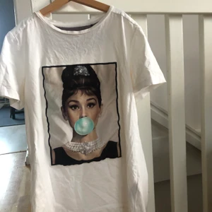Limitato t-shirt - Limitato t-shirt i storlek XS. Den är lite större i storleken så den passar även S. Nypris: 1400kr 