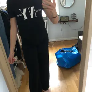 Svart t-shirt från hm, tunt skönt material✨ storlek XS men sitter löst