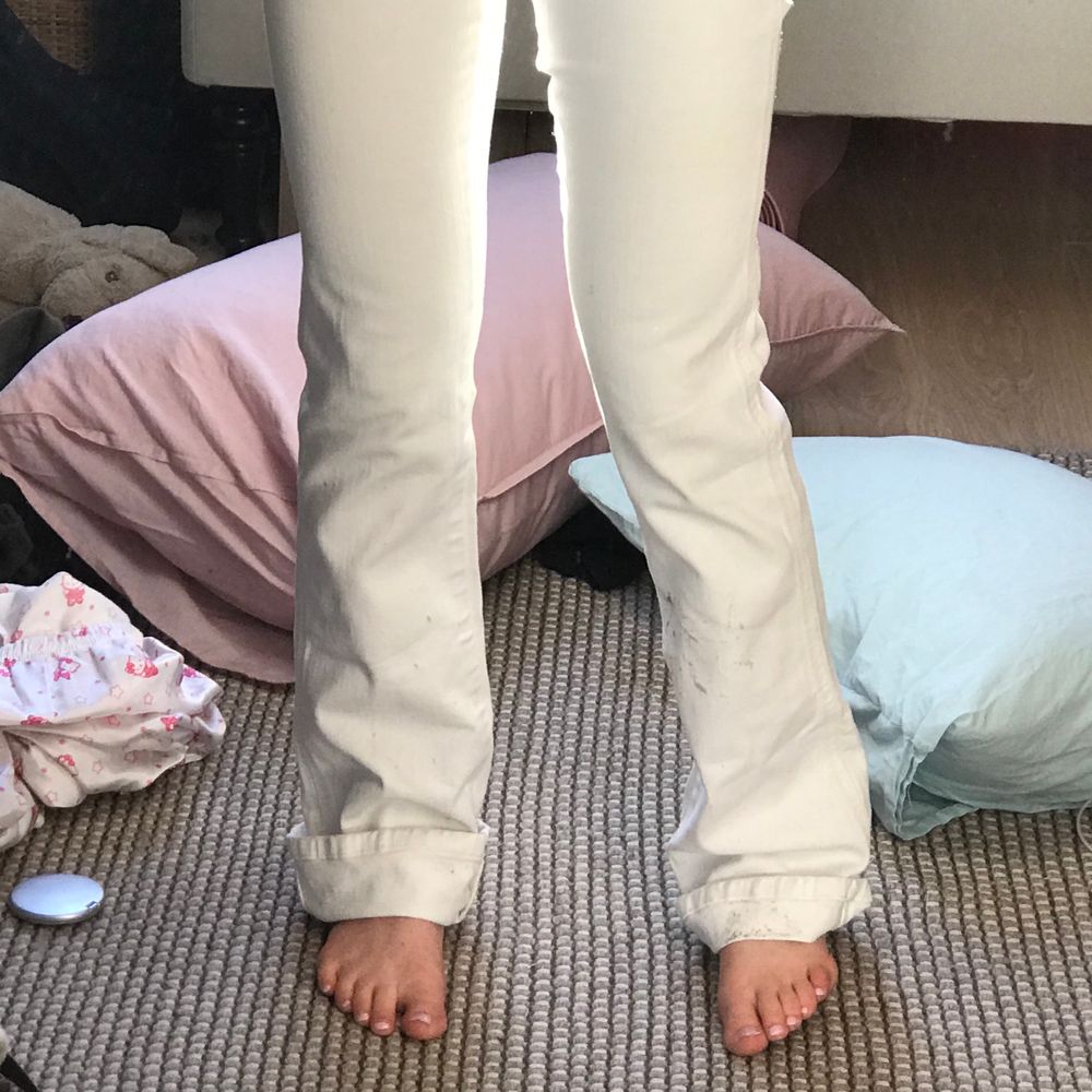Supersnygga wrangler bootcut jeans, jag som är 163 har vikt upp dem några cm vilket funkar jättebra men då också passar längre ❤️ Lite smutsiga längst ned men det går med säkerhet bort i tvätten! Två av ”Skärphållarna” är lite trasiga då det är små små hål under dem, inget jag har tänkt på ❤️. Jeans & Byxor.