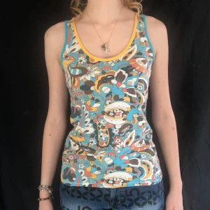 Coolt Linne  - Supercoolt och färgstarkt linne köpt second hand. Linnet går i 60-tals anda, med supercoolt mönster! 