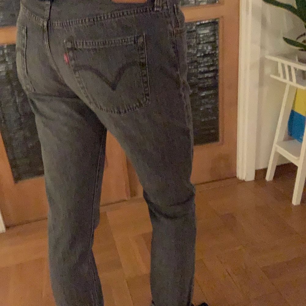 Good-very good condition, I’m selling because it’s a bit too big for me now. No zipper but buttons as shown in photo. I bought the jeans in an outlet centre, missing size. I usually wear 30-32inch. Estimated size: 34 waist size, 32-34 length (I’m 1.83m).. Jeans & Byxor.