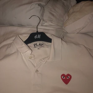 Comme des garcons  - CDG piké! Storlek M. Köptes från en vintagesida men önskade en mer oversized passform än hur den satt på mig så har använts en gång sedan hängt och dammat :D skriv för fler bilder!! NYPRIS 1k+