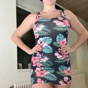 Blommig klänning - Fin blommig klänning som passar perfekt till sommaren eller våren 🌸🌼 Inte använd så många gånger! 