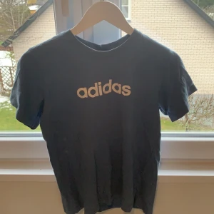 Tröja  - Adidas tröja i storlek l men känns som m