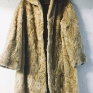  - Beige pälskappa använd fåtal gånger förra vintern. Super fräsch! Kappan sitter mer slim på än vad den ser ut på bilden. (Kan skicka bild med den på)