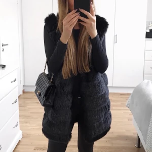 Svart väst från Drylake (fuskpäls) - Svart väst från Drylake (fuskpäls) i storlek S