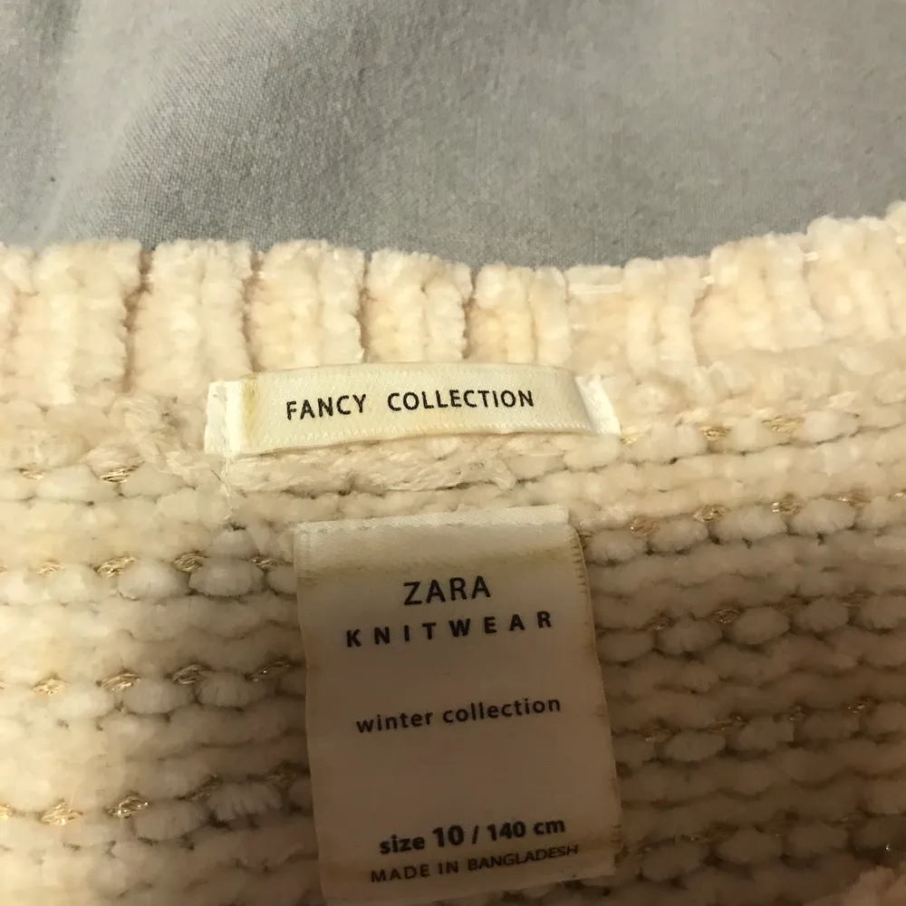 En jättegullig stickad tröja från Zara! Har klippt i den i armarna och klippt den lite kortare men fortfarande super fin! 🤎🤍. Tröjor & Koftor.